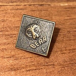 CUB SCOUT DIAMOND BEAR PARENT PIN TYPE 2  CLUTCH BACK PIN.